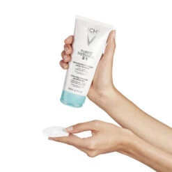 Vichy Purete Thermale 3-In-1 One Step Cleanser -Cosmetics Store Vichy Cleanser Purete Thermale 3 In 1 One Step Cleanser 000 3337871319144 InHand2